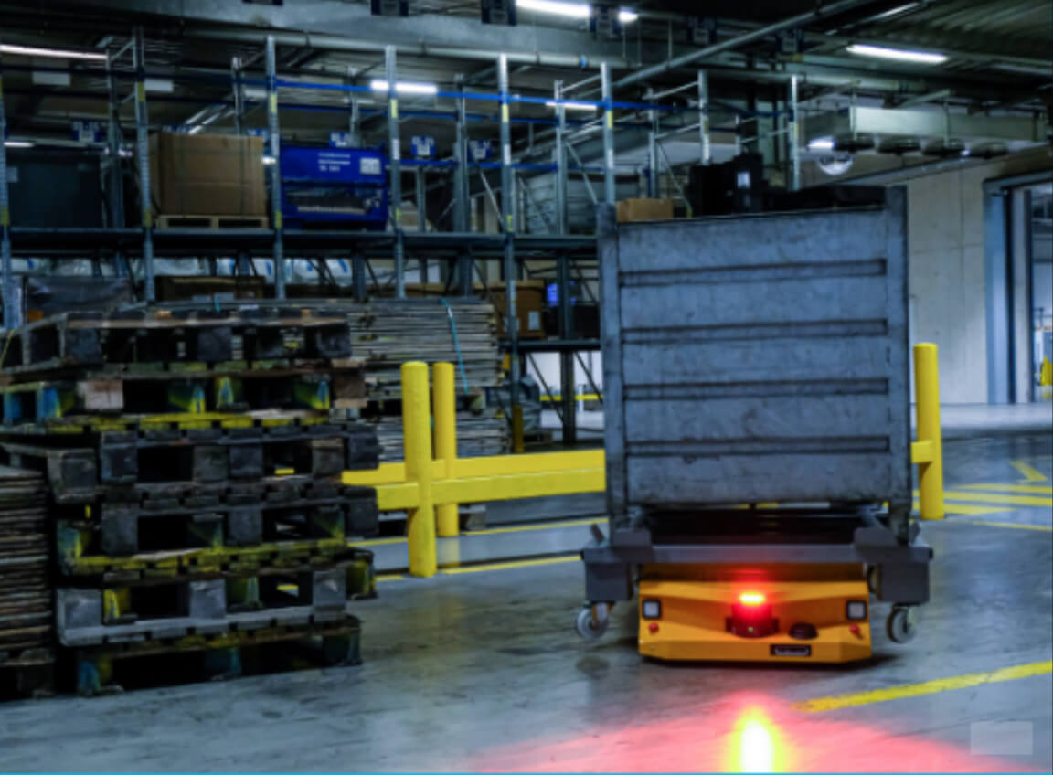 A transport robot in a warehouse, managed by the Kinexon Fleet Manager.