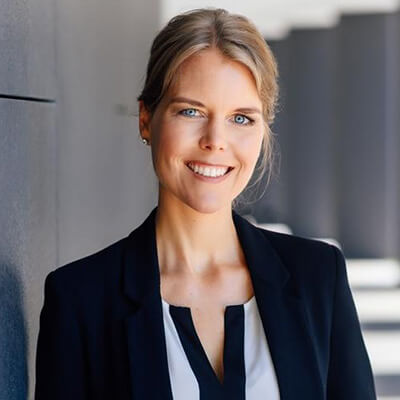 A headshot of Elena Szotochay.